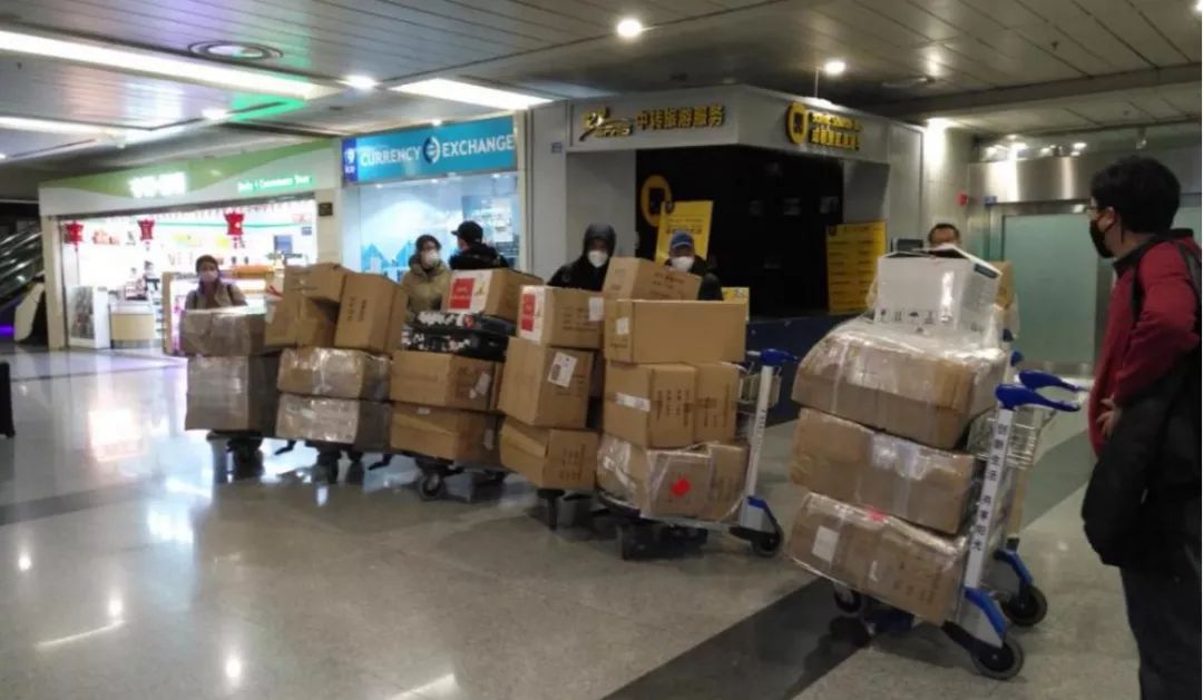 8102de5d-76af-4e13-9223-8f36e241e5db 特殊报道|尊龙凯时人生就是搏集团捐赠首批紧缺防疫物资运抵华西医院