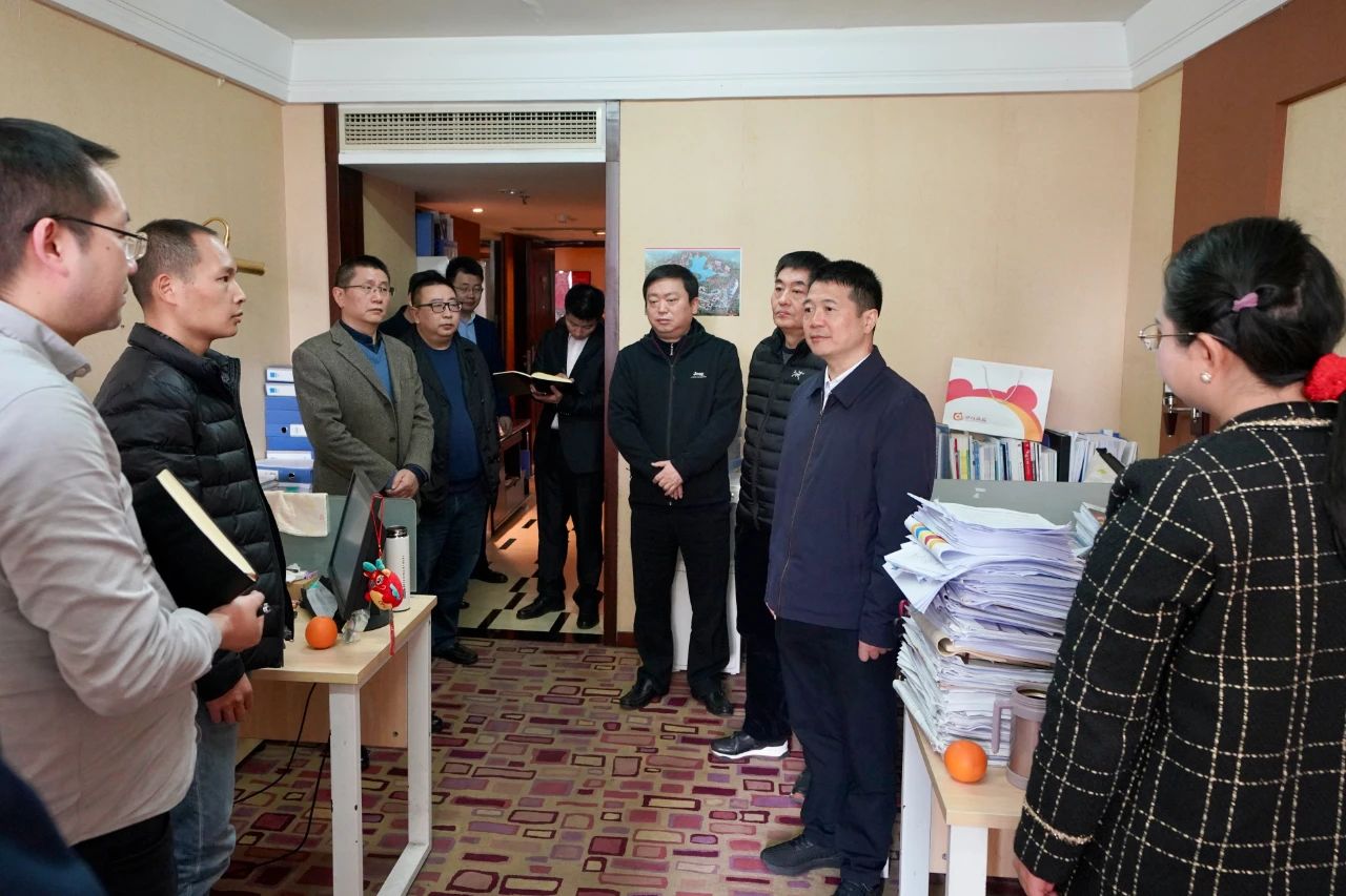 迎新春，，鼓劲头，，开新局！省尊龙凯时人生就是搏集团向导班子慰问总部干部员工