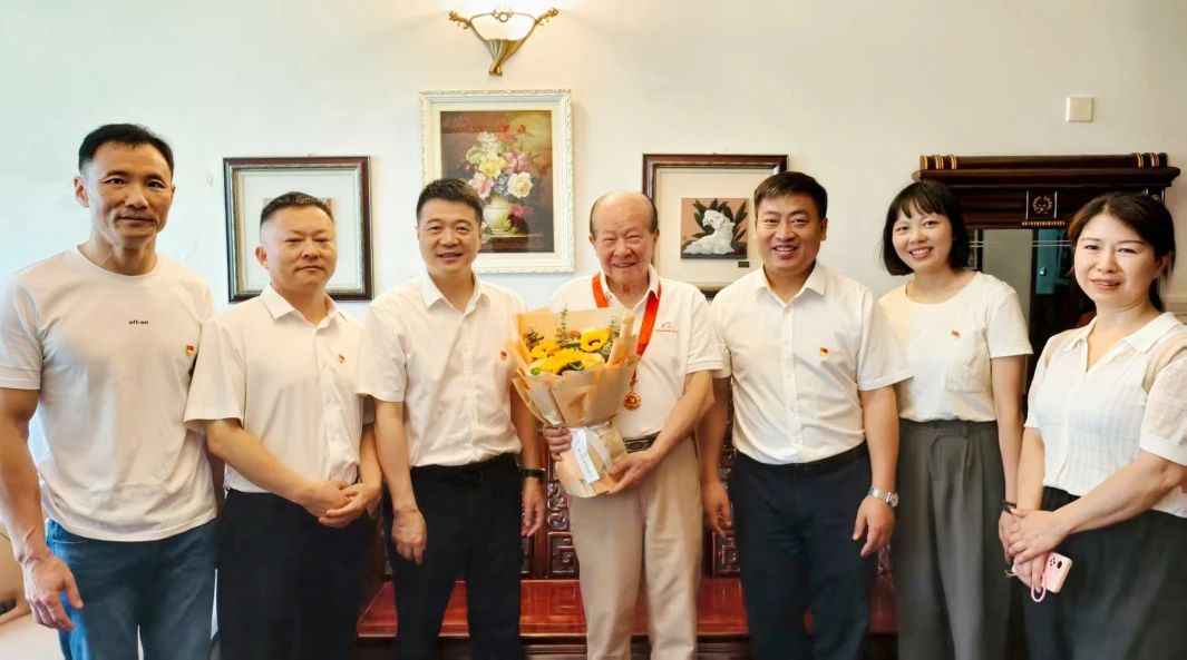 省尊龙凯时人生就是搏集团党委走访慰问老党员 揭晓“庆幸在党50周年”纪念章并送上节日问候