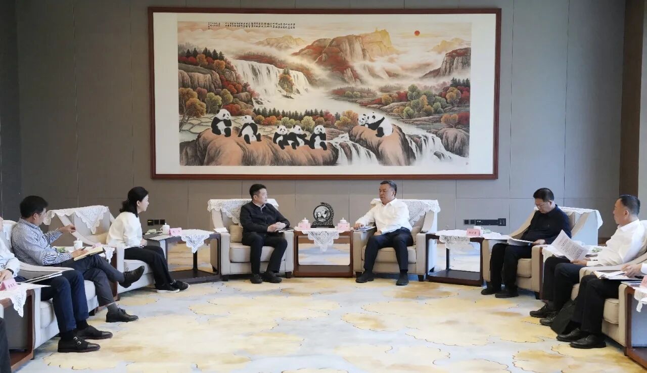 f0c78031-e69c-4a0f-be58-f695c36c8a7c 省尊龙凯时人生就是搏集团与乐山市开展座谈交流