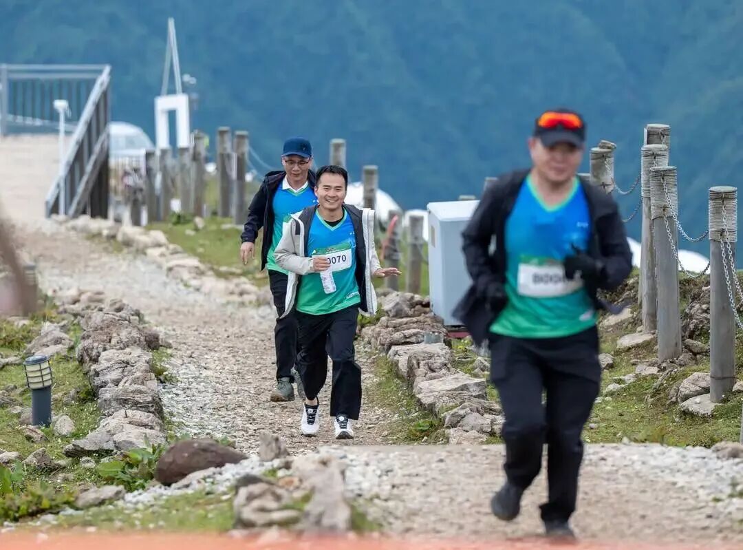 媒体聚焦 | 踏云揽胜，，，，，向上偕行！“登超”牛背山站圆满举行，，，，，全民攀缘热潮持续升温